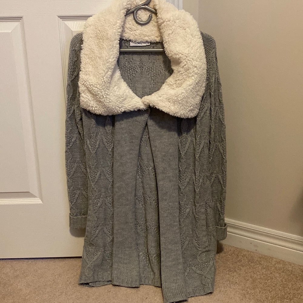 Wide fur collar sweater